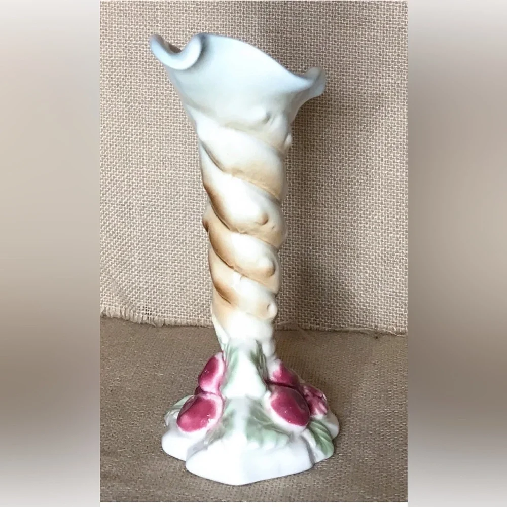 Vintage Red Berry Cornucopia Porcelain Vase Cottagecore Holiday Winter Christmas